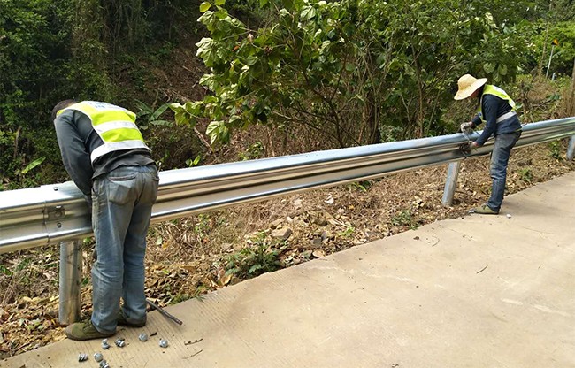 达州高速公路护栏的定期维护与保养